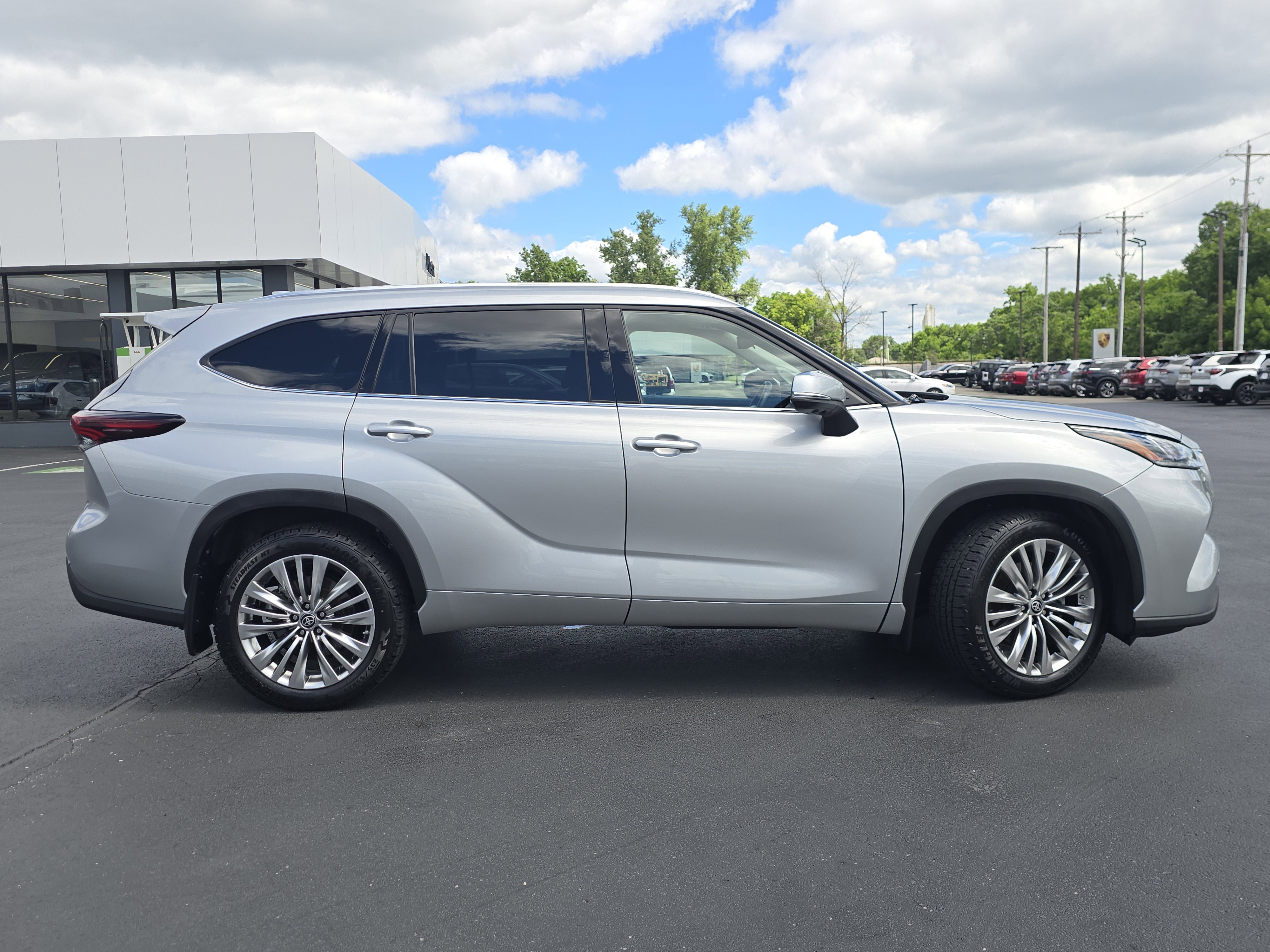 Used 2024 Toyota Highlander Platinum AWD/4WD image 8