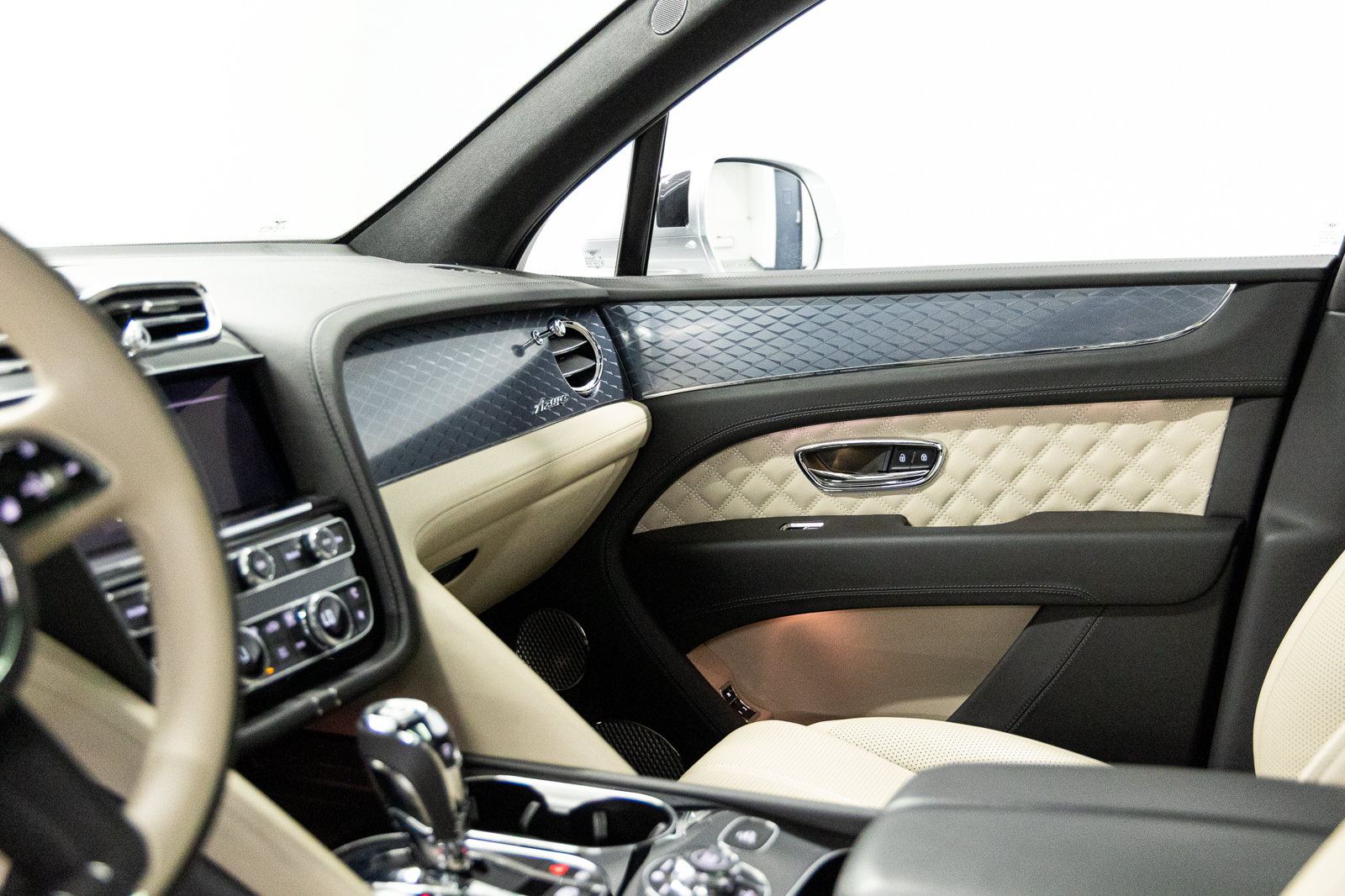 Certified 2023 Bentley Bentayga Plug-In Hybrid AWD/4WD image 34