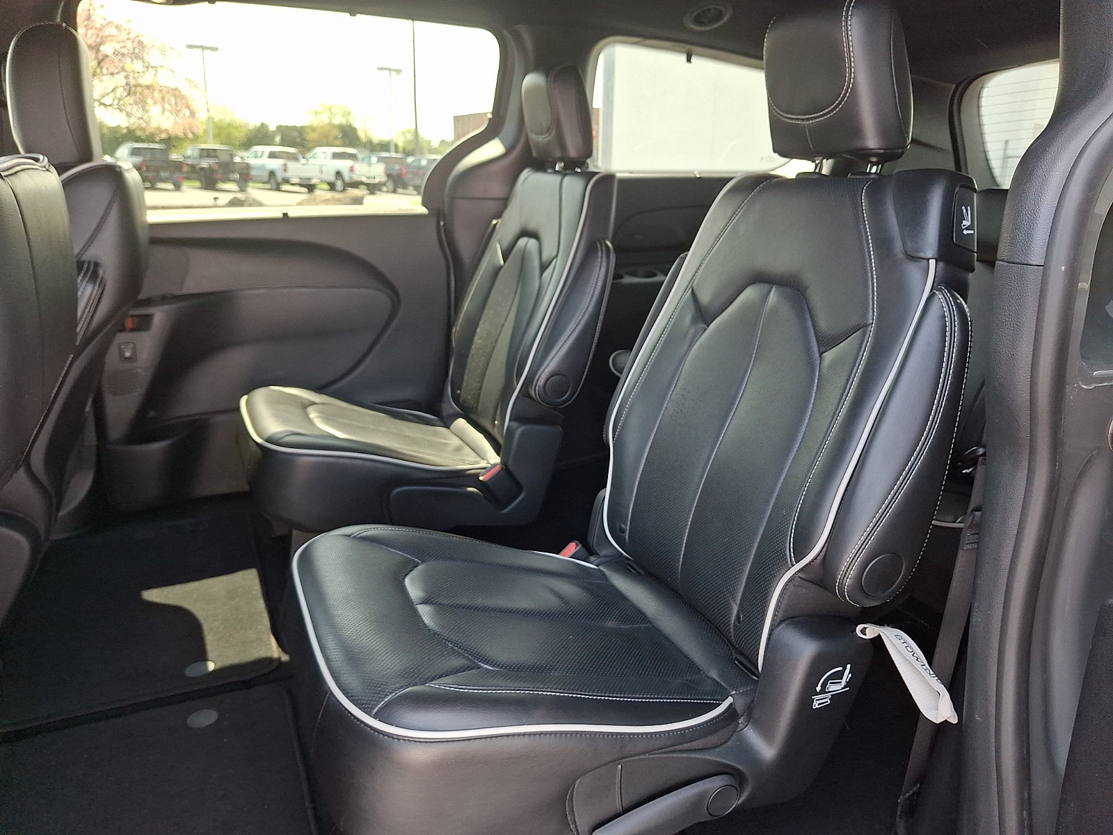 Used 2025 Chrysler Pacifica Limited FWD image 11