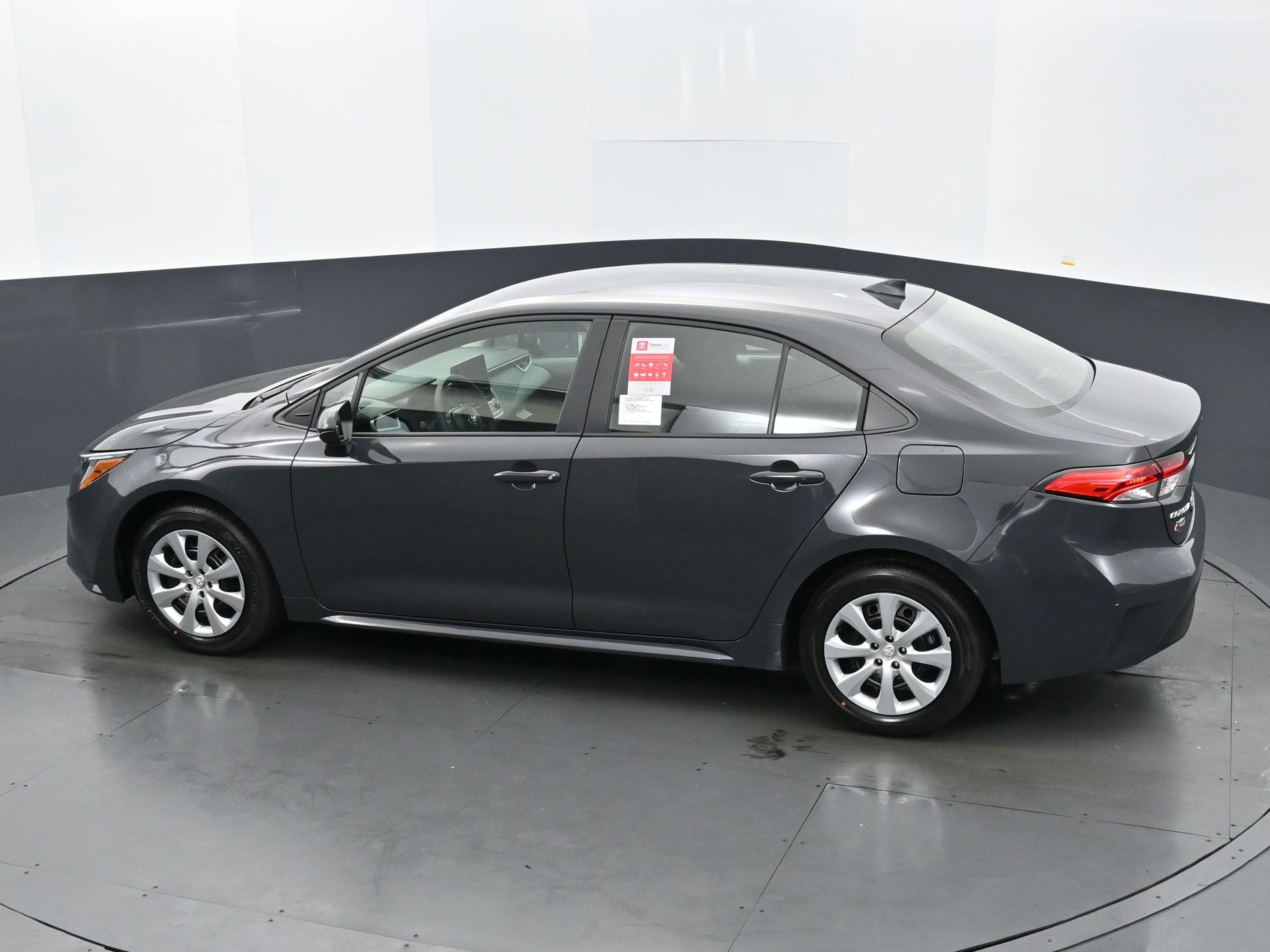 Used 2025 Toyota Corolla LE image 30
