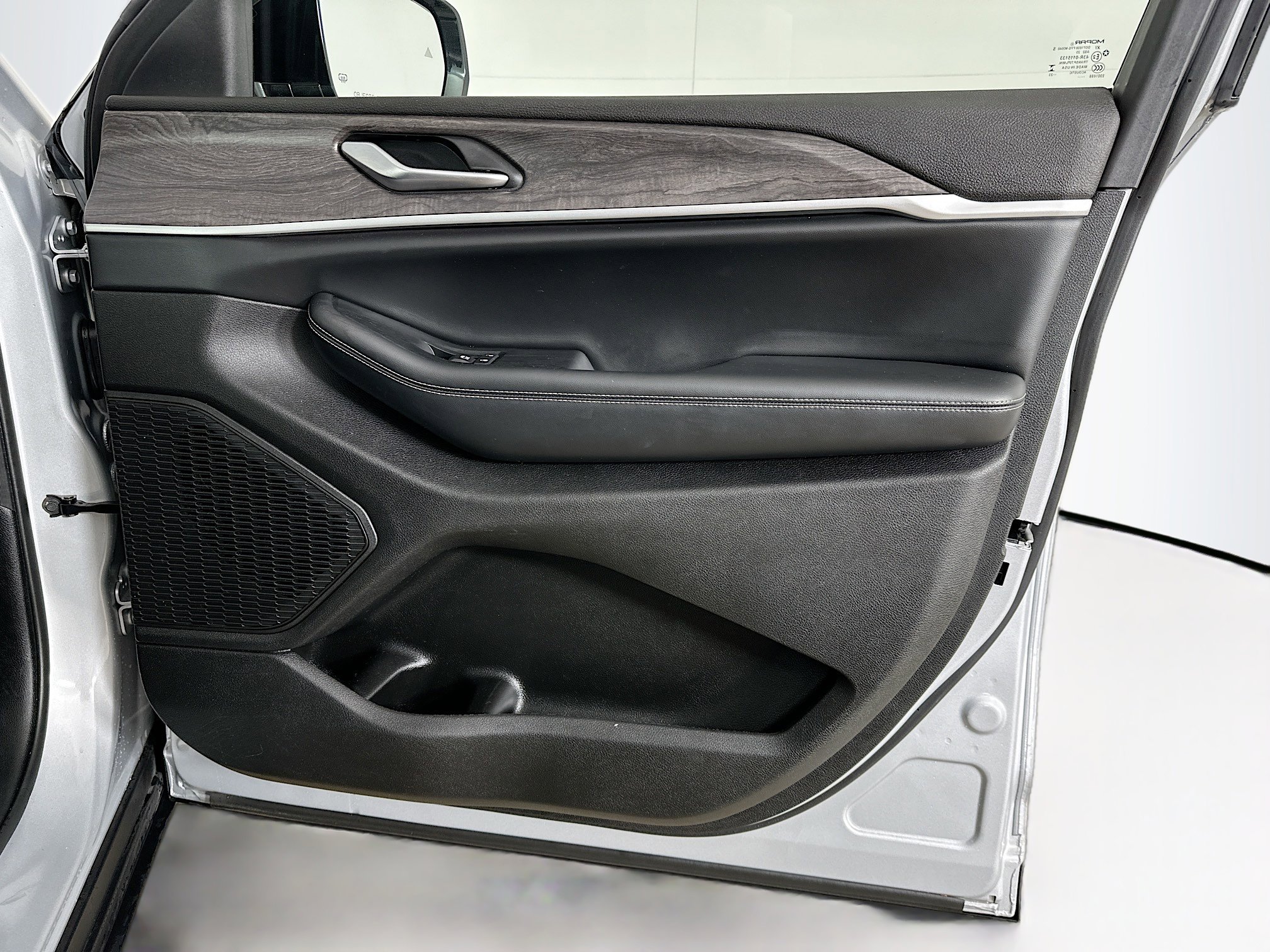 Used 2023 Jeep Grand Cherokee Limited image 34