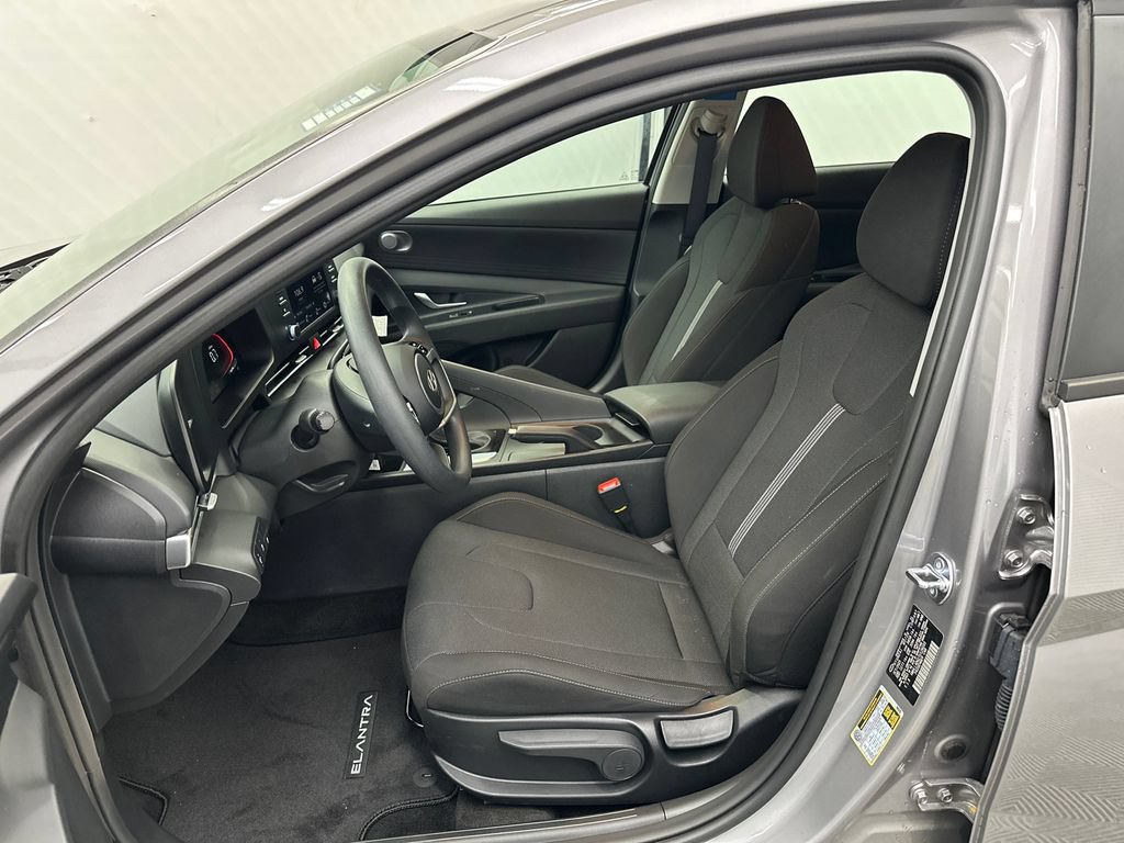 Used 2026 Hyundai Elantra SE w/ Cargo Package FWD image 9