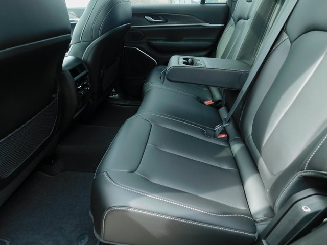 New 2026 Jeep Grand Cherokee Limited w/ Limited Altitude Package AWD/4WD image 24