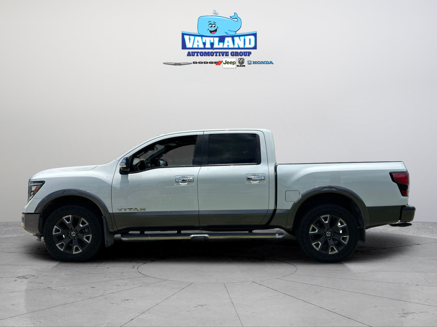 Used 2021 Nissan Titan Platinum Reserve w/ Moonroof Package AWD/4WD image 2