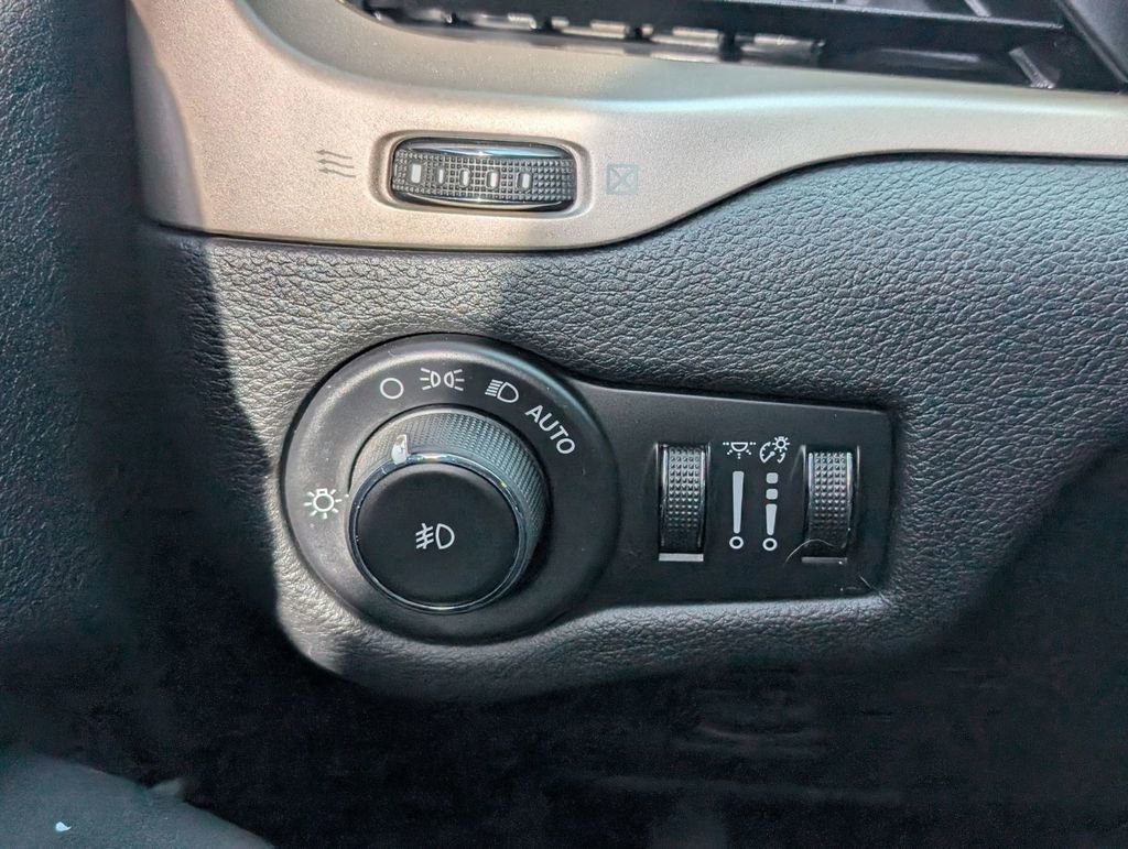 Used 2016 Jeep Cherokee Latitude w/ Cold Weather Group image 36