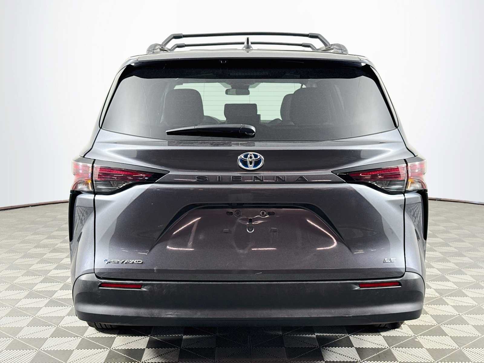 Used 2025 Toyota Sienna LE AWD/4WD image 6