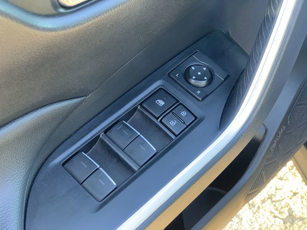 Used 2022 Toyota RAV4 XLE Premium image 21