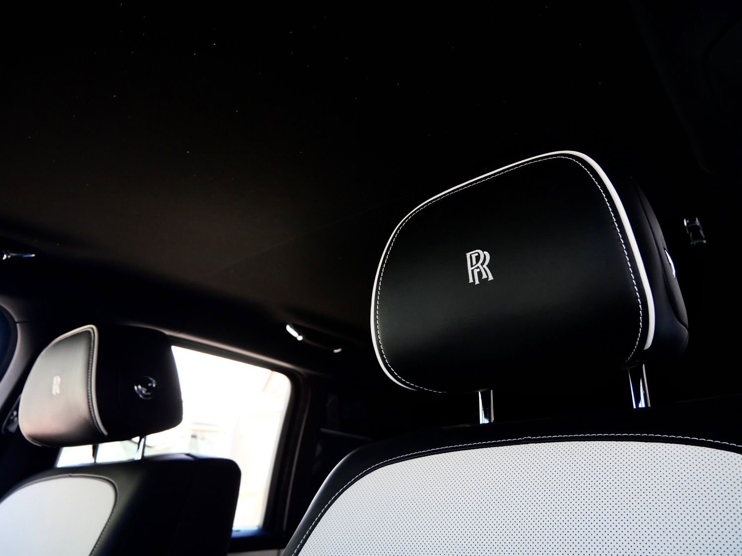 Used 2022 Rolls-Royce Cullinan Black Badge w/ Dark Exterior Package AWD/4WD image 11