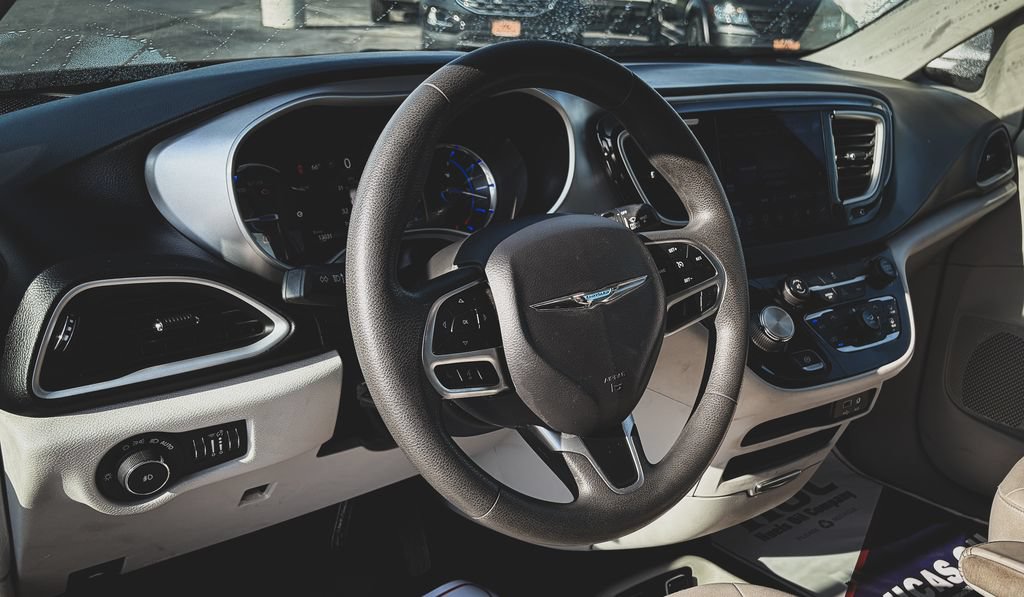 Used 2017 Chrysler Pacifica Touring Plus FWD image 2