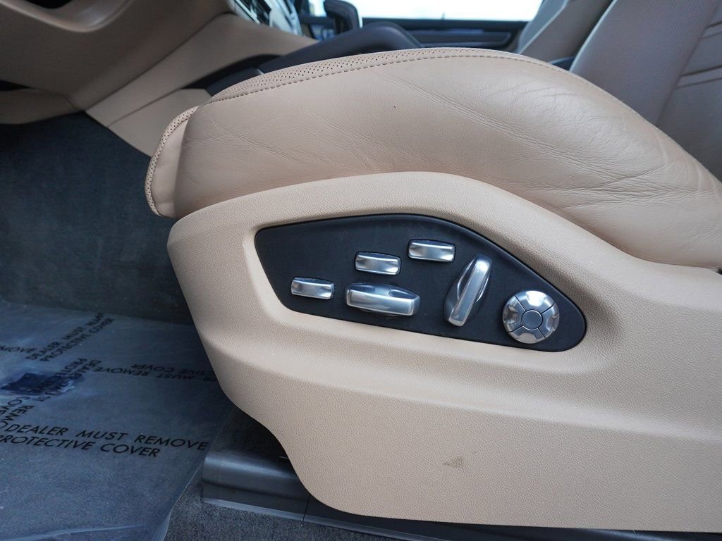 Used 2020 Porsche Cayenne Turbo image 40