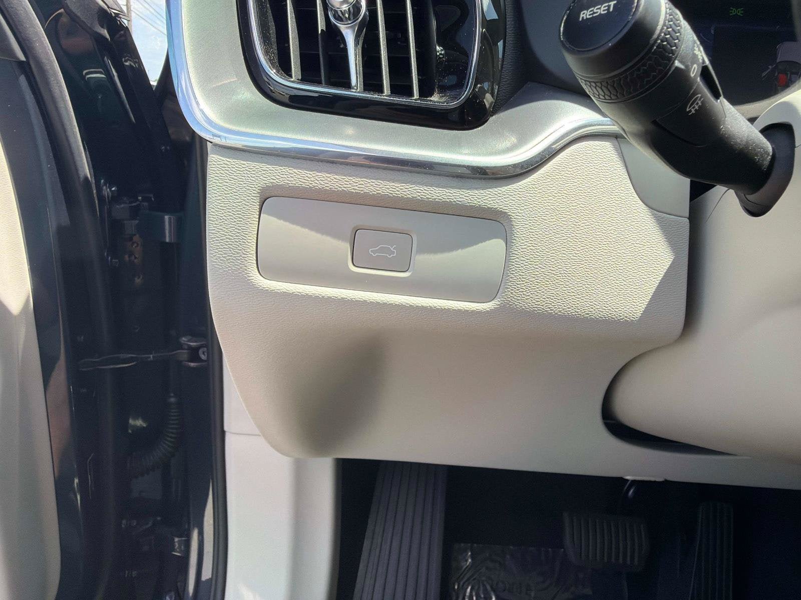 Certified 2024 Volvo XC60 B5 Core w/ Protection Package Premier AWD/4WD image 31