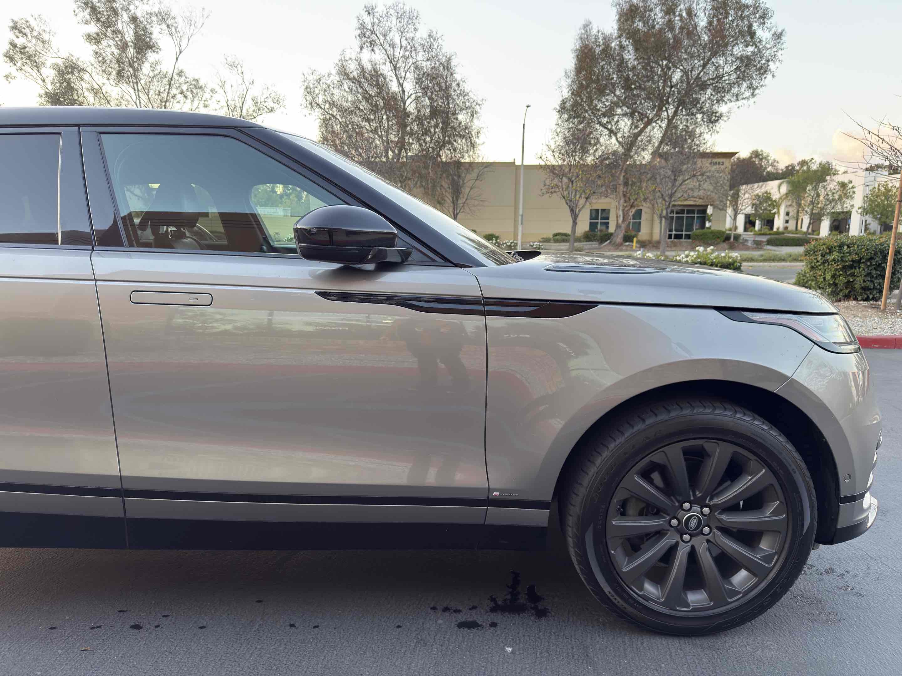 Used 2018 Land Rover Range Rover Velar R-Dynamic SE image 28