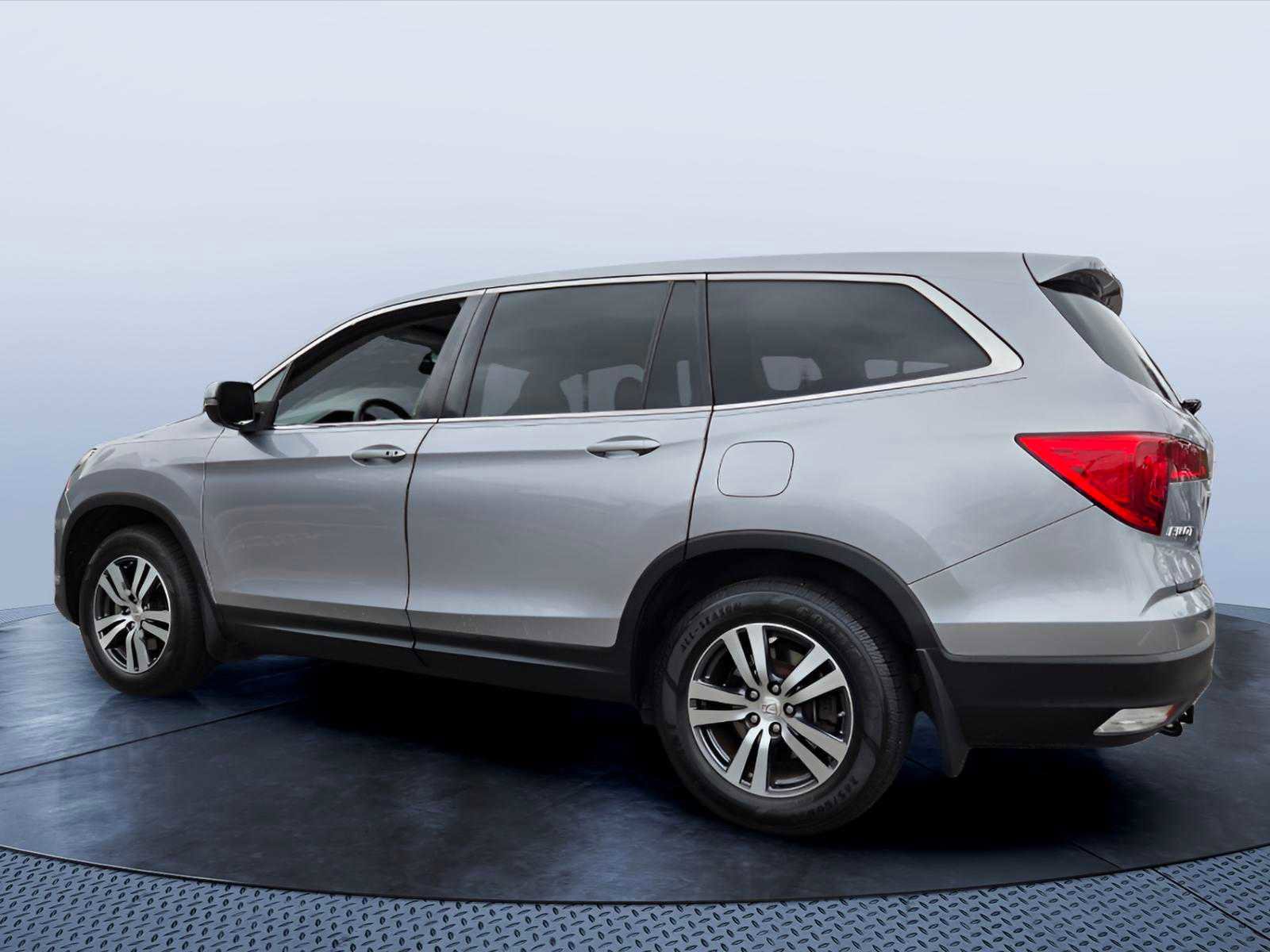 Used 2017 Honda Pilot EX image 4