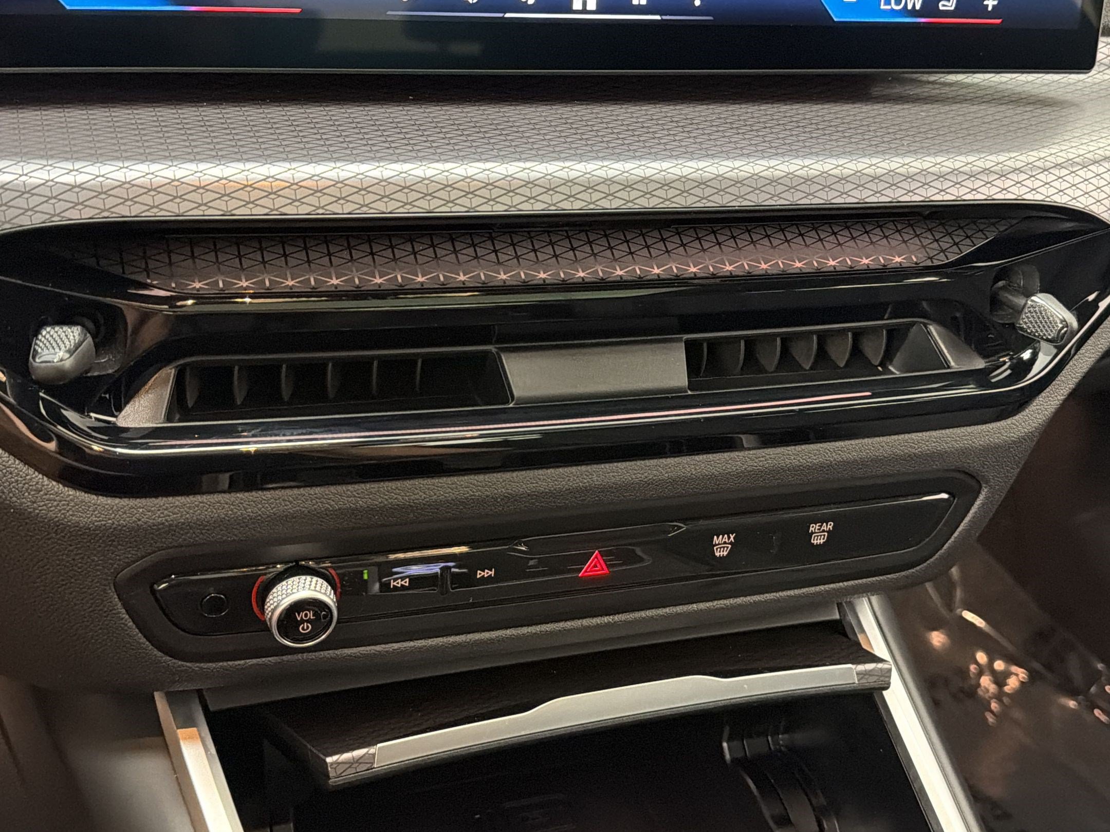 Certified 2025 BMW 330i Sedan RWD image 18