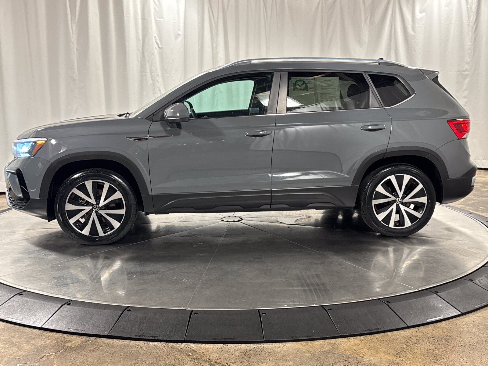 Used 2023 Volkswagen Taos SE w/ Panoramic Sunroof Package AWD/4WD image 8