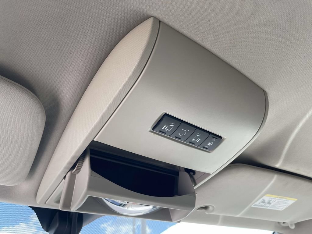 Used 2012 Chrysler Town & Country Limited FWD image 26