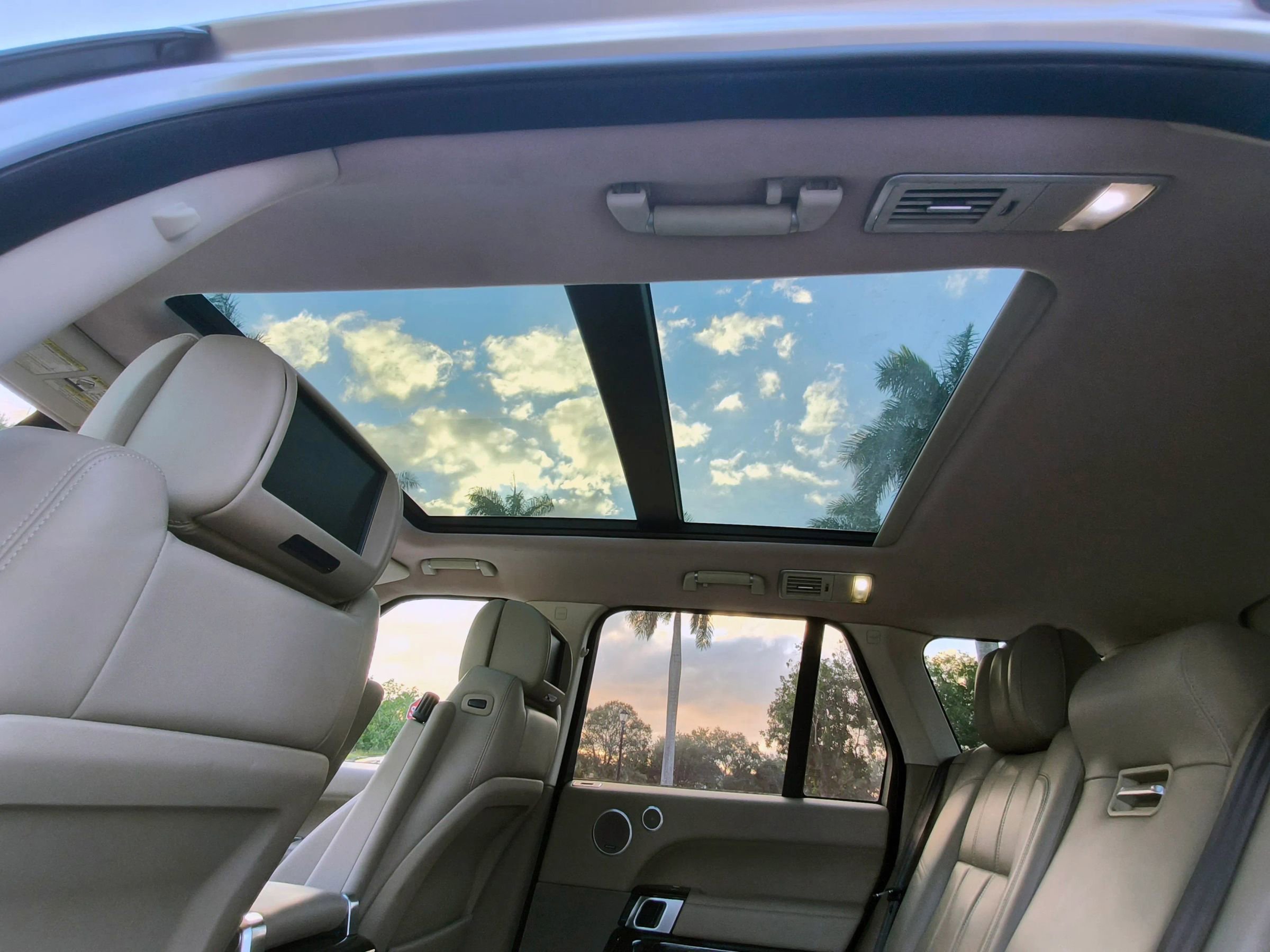 Used 2015 Land Rover Range Rover HSE image 24