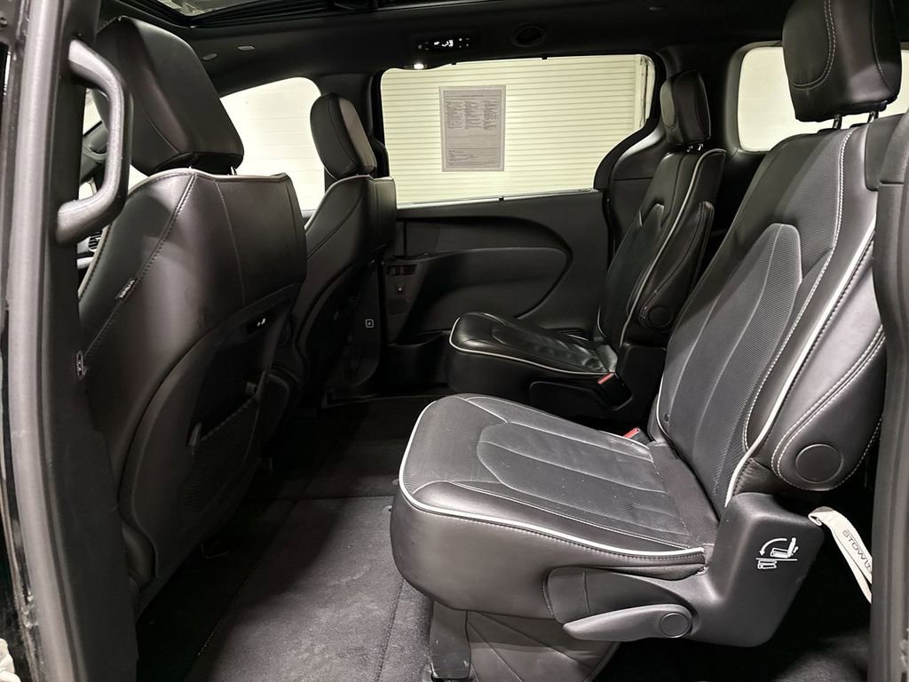 Used 2025 Chrysler Pacifica Limited image 24