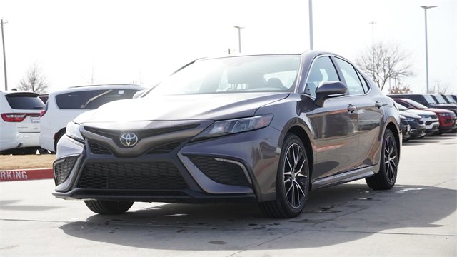 Used 2024 Toyota Camry SE image 3