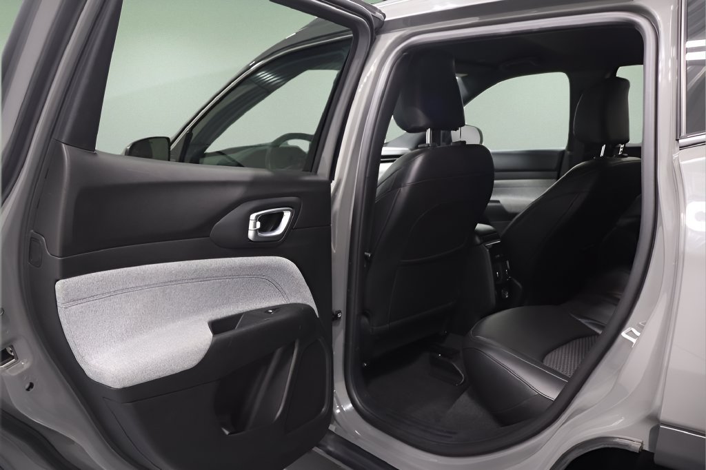 Used 2024 Jeep Compass Latitude AWD/4WD image 15