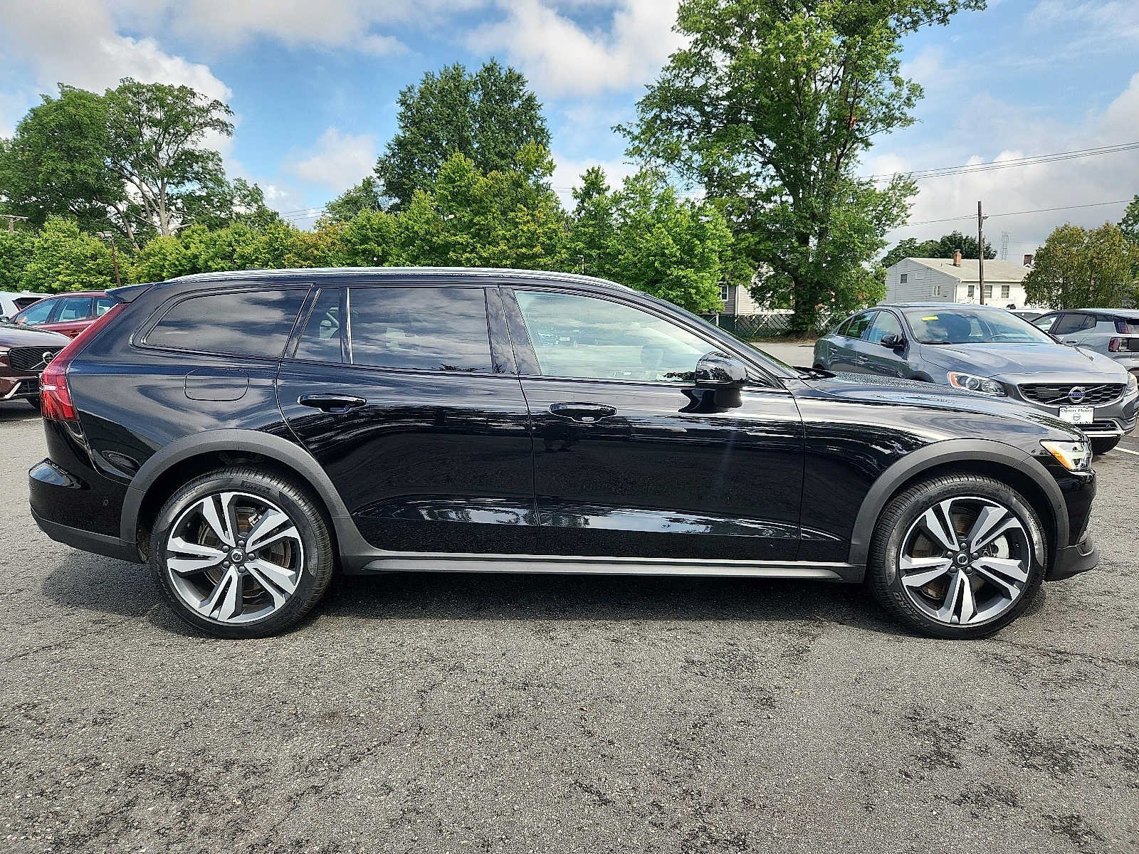 Certified 2024 Volvo V60 B5 Cross Country Plus w/ Protection Package Premier AWD/4WD image 7