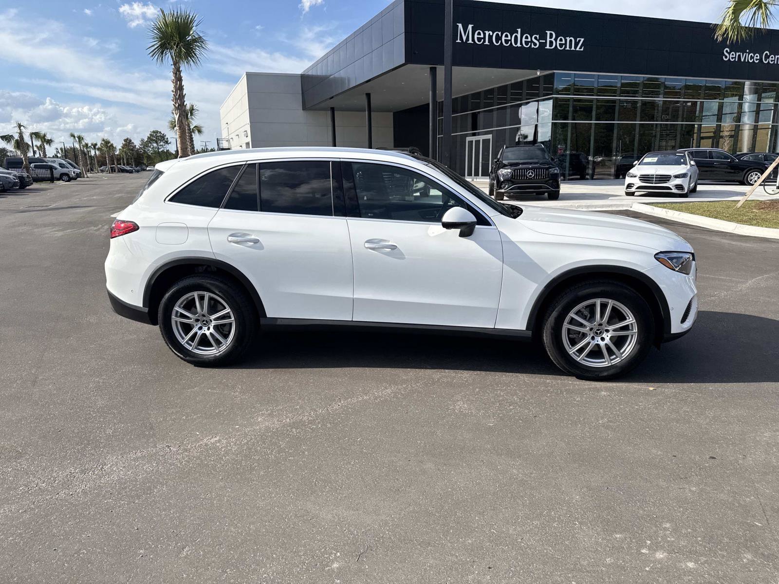 Used 2025 Mercedes-Benz GLC 300 image 2