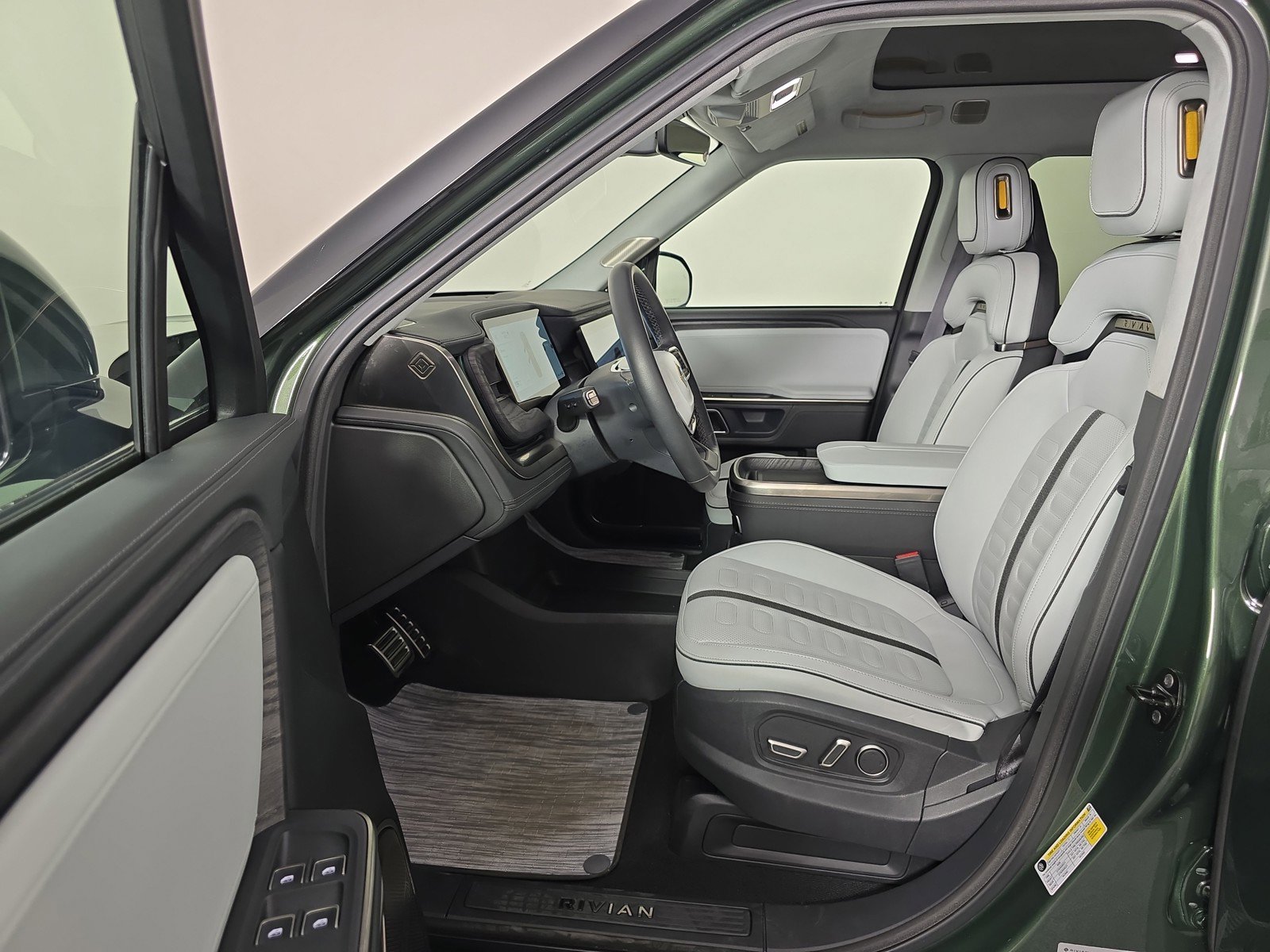 Used 2024 Rivian R1S Adventure image 20