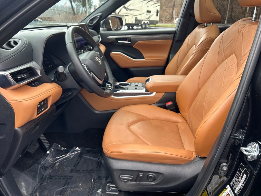 Certified 2025 Toyota Highlander Platinum image 17