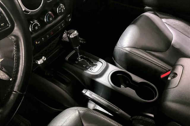 Used 2016 Jeep Wrangler Unlimited Rubicon w/ Connectivity Group image 18