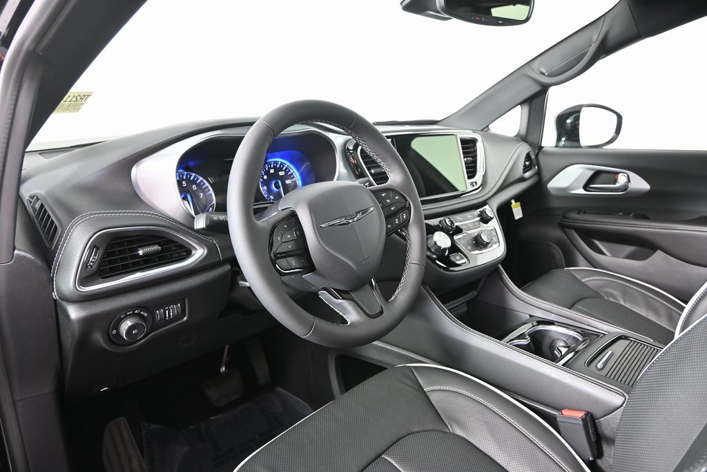 New 2026 Chrysler Pacifica Limited image 25