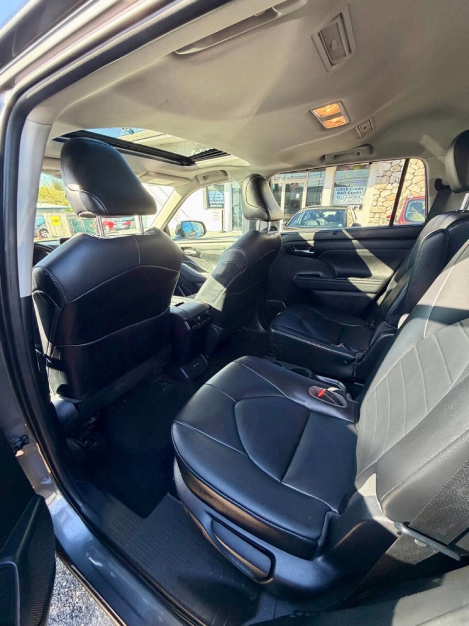 Used 2021 Toyota Highlander XLE AWD/4WD image 13