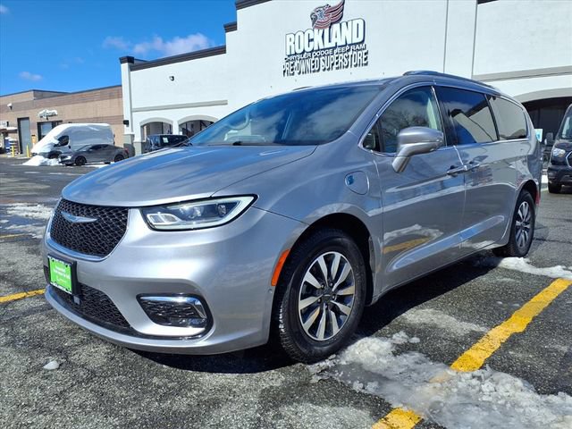 Used 2021 Chrysler Pacifica Touring-L FWD image 3