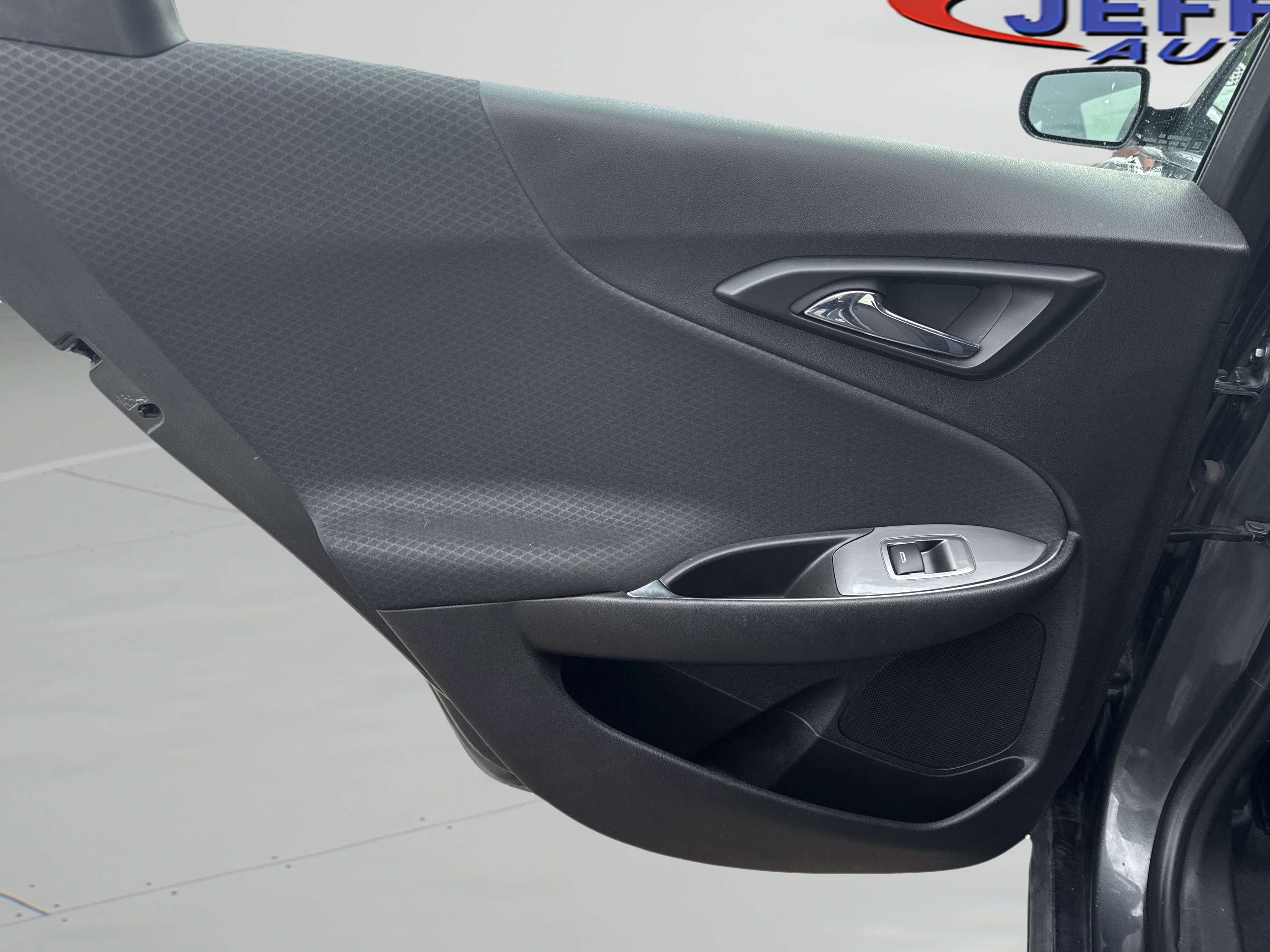 Used 2017 Chevrolet Malibu LT image 8