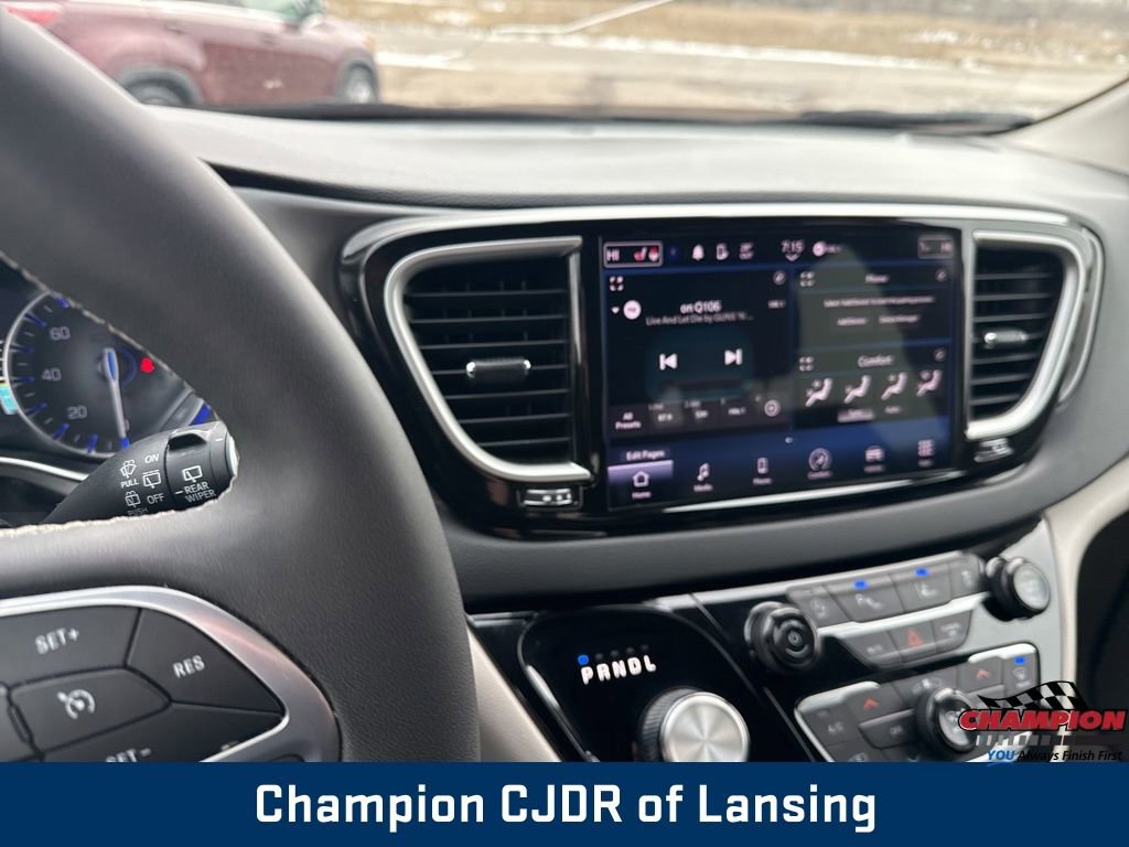 Used 2024 Chrysler Pacifica Touring-L image 24