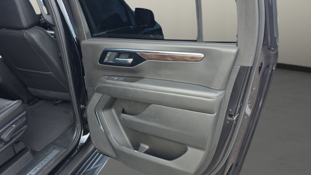 Used 2025 Chevrolet Suburban LT RWD image 14