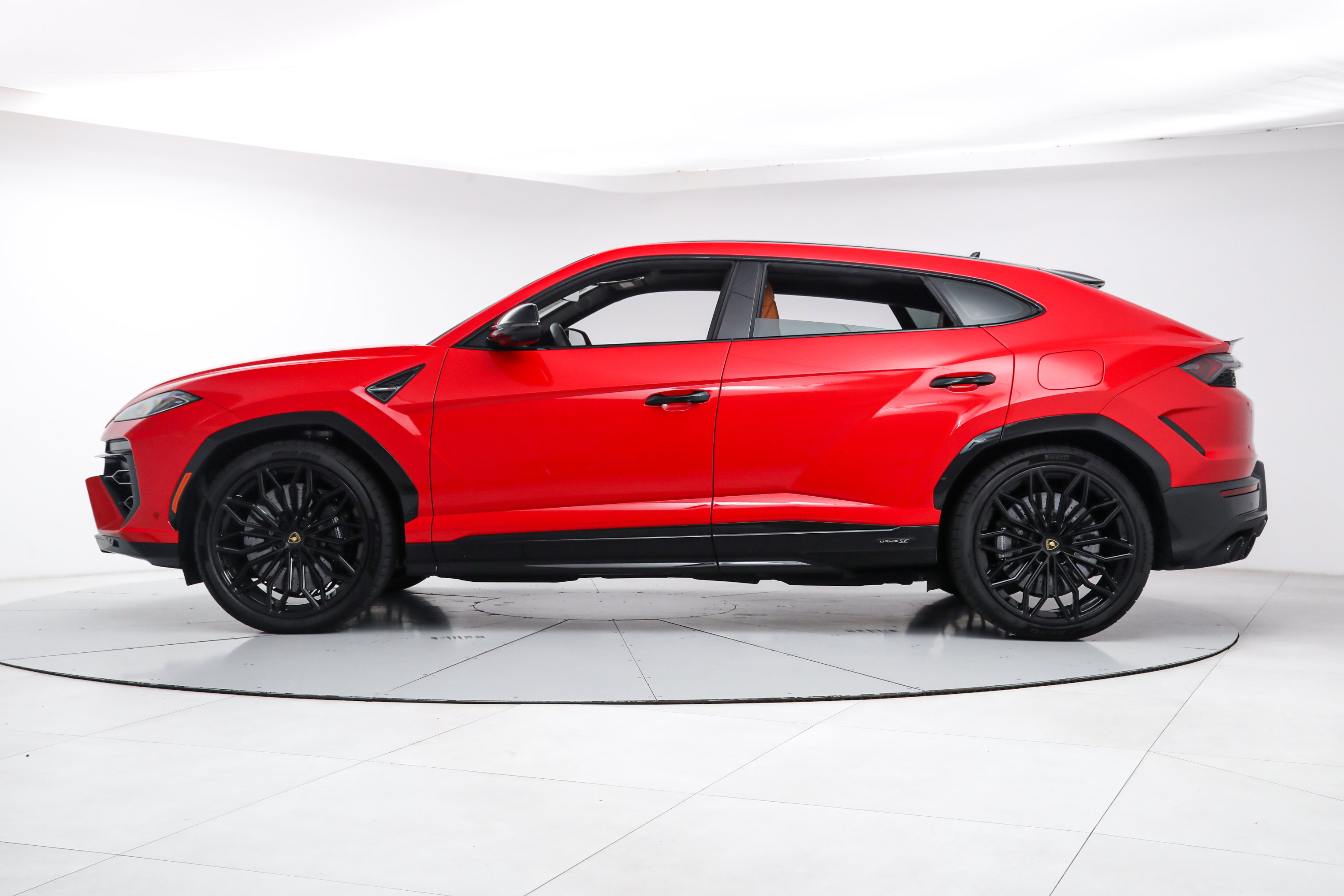 Used 2025 Lamborghini Urus SE AWD/4WD image 2