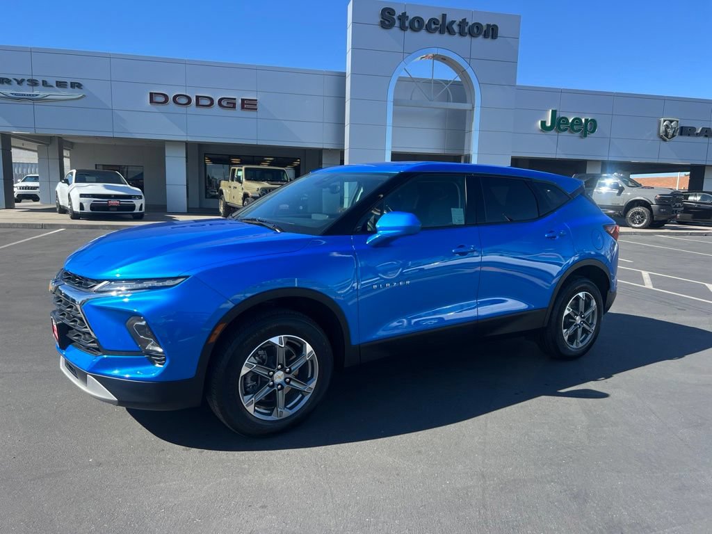 Used 2025 Chevrolet Blazer LT FWD image 2