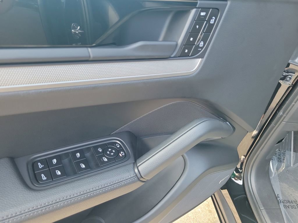 Certified 2025 Porsche Cayenne image 25