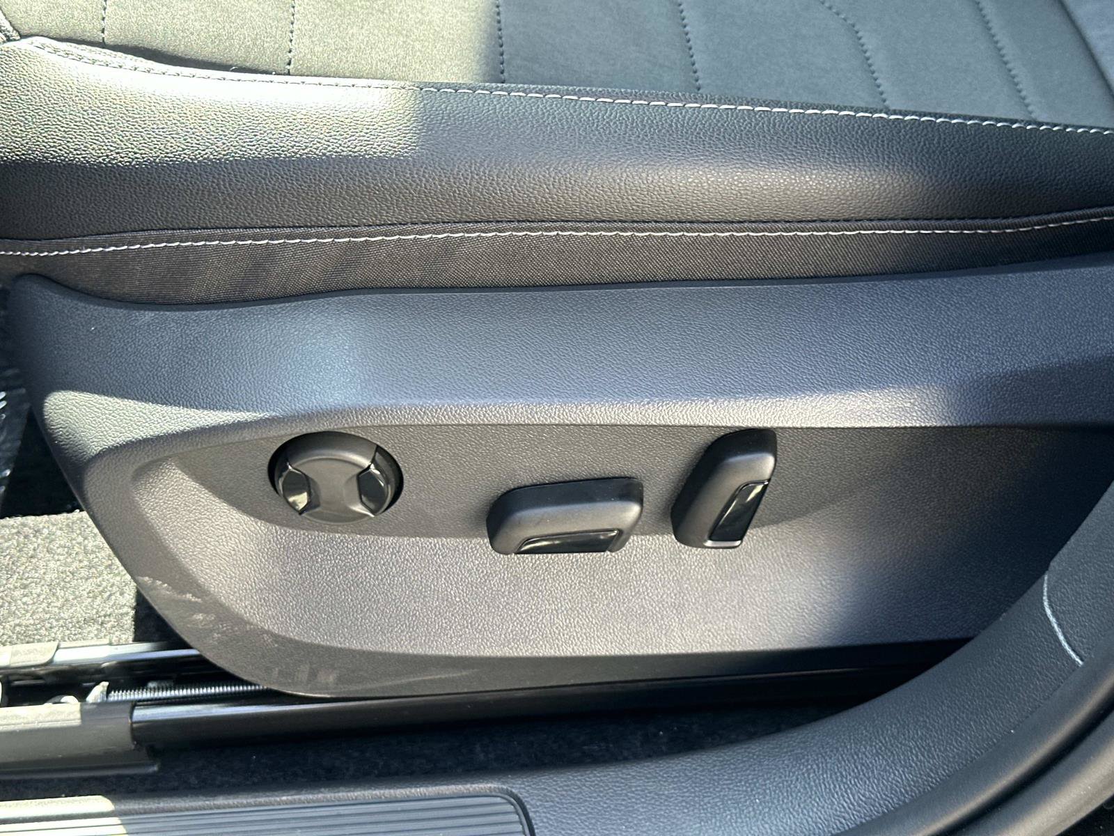 New 2027 Volkswagen Taos SE FWD image 23