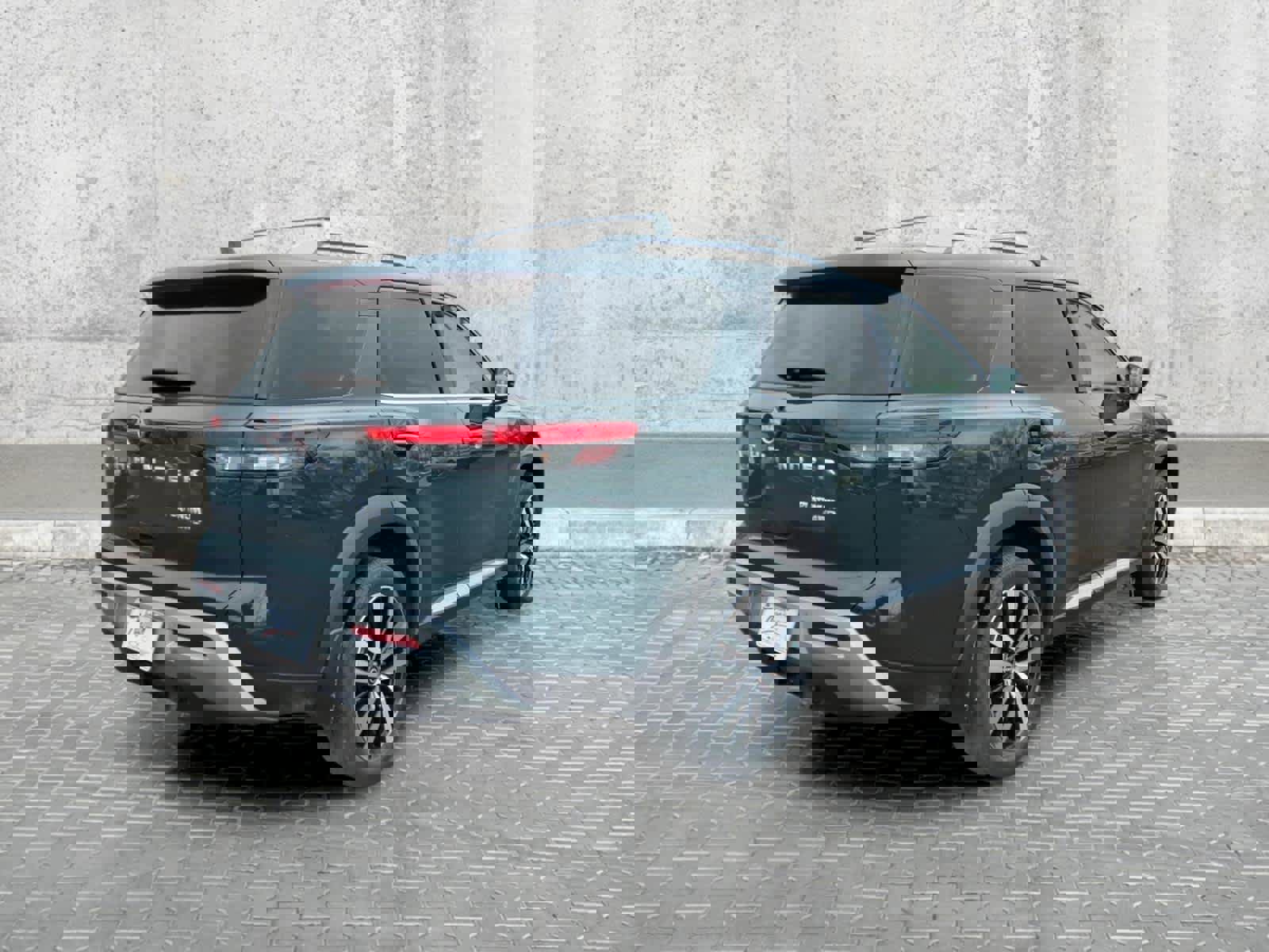 Used 2024 Nissan Pathfinder Platinum AWD/4WD image 13