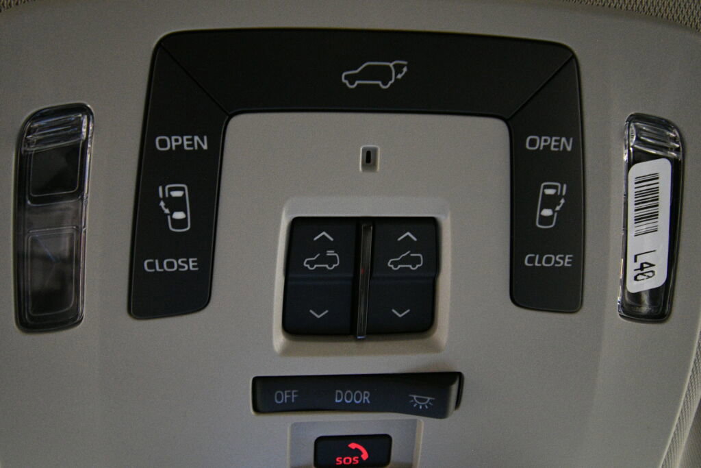 Used 2024 Toyota Sienna Limited image 20