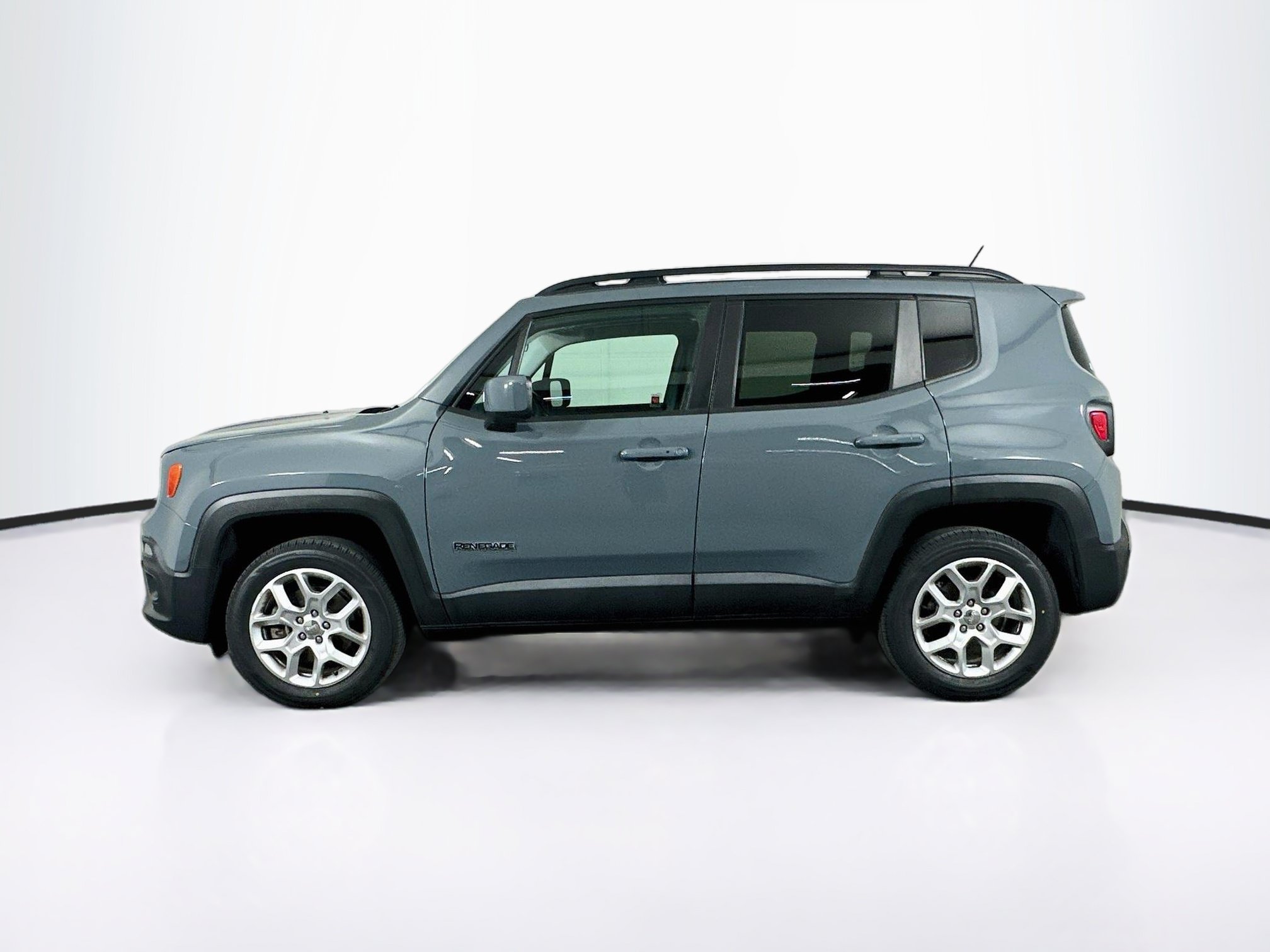 Used 2017 Jeep Renegade Latitude AWD/4WD image 4