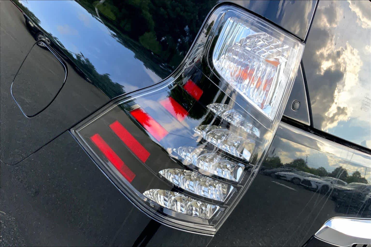 Used 2023 Lexus GX 460 Luxury w/ Sport Design Package AWD/4WD image 29