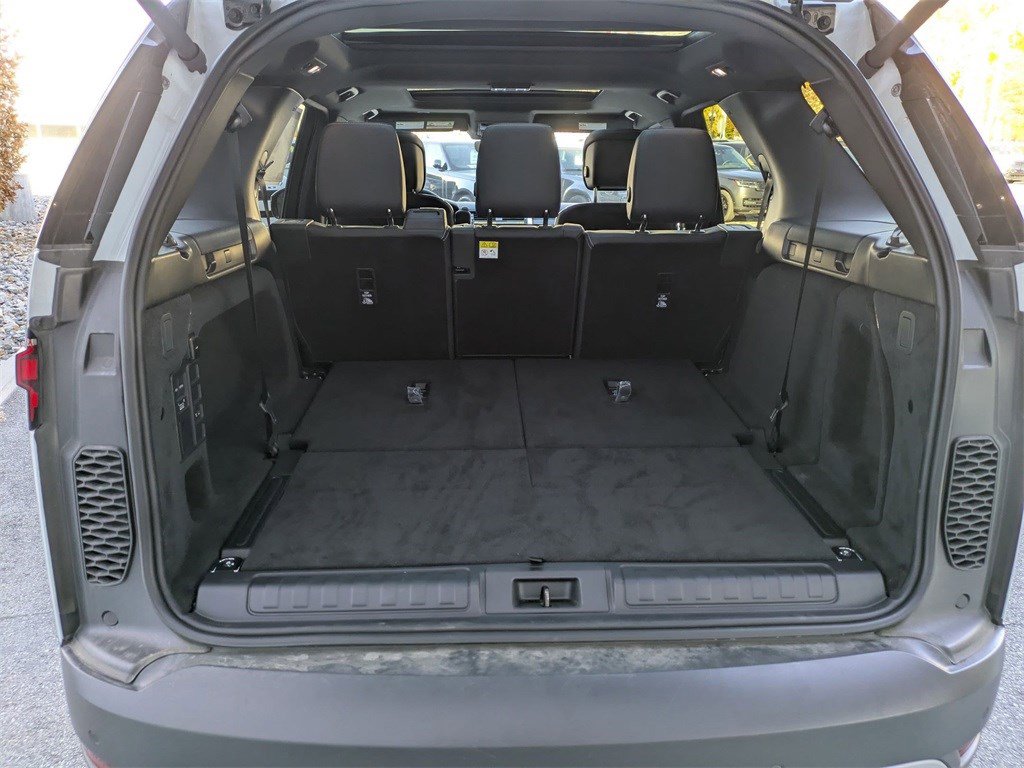 Used 2025 Land Rover Discovery S image 33
