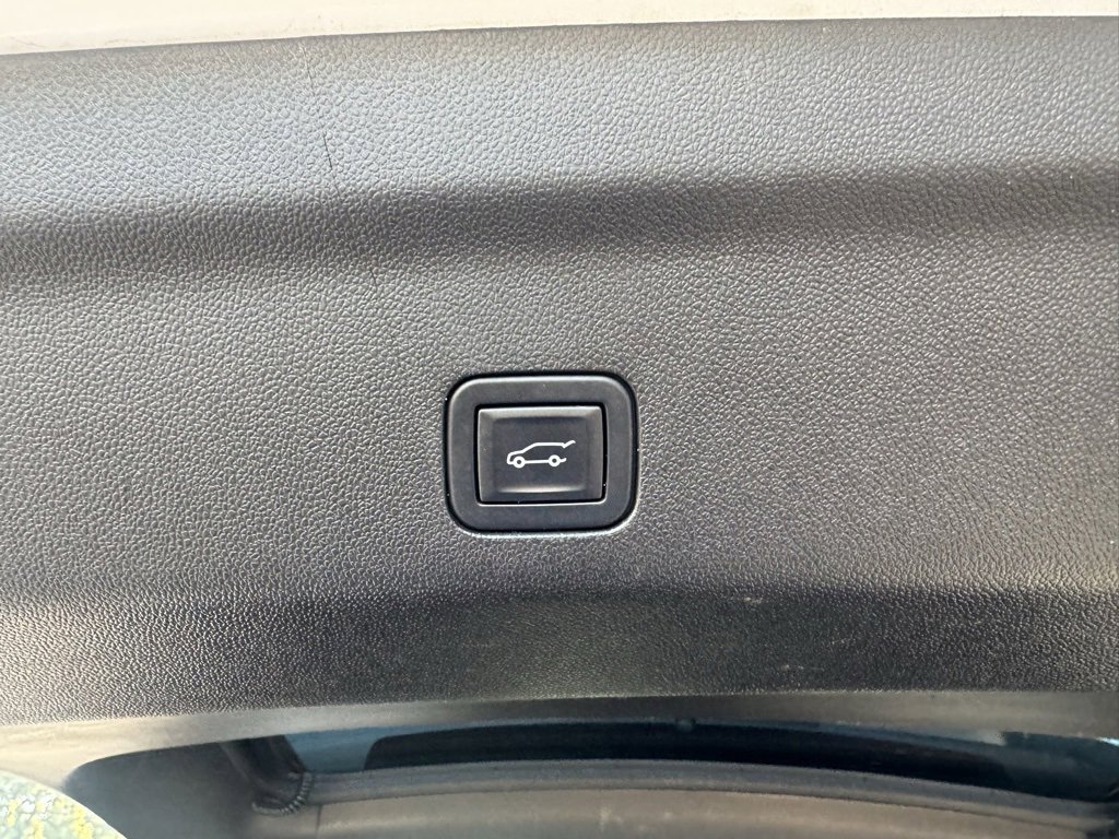 Used 2023 GMC Yukon SLT w/ SLT Premium Package image 7