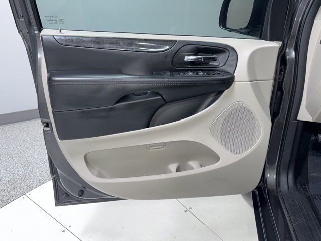 Used 2018 Dodge Grand Caravan SE w/ UConnect Hands-Free Group image 10