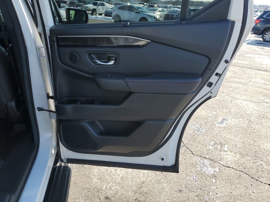 Used 2025 Honda Pilot Black Edition image 31