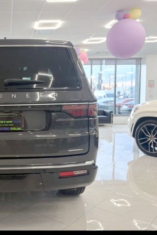 Used 2022 Jeep Wagoneer Series III w/ Premium Group I AWD/4WD image 14