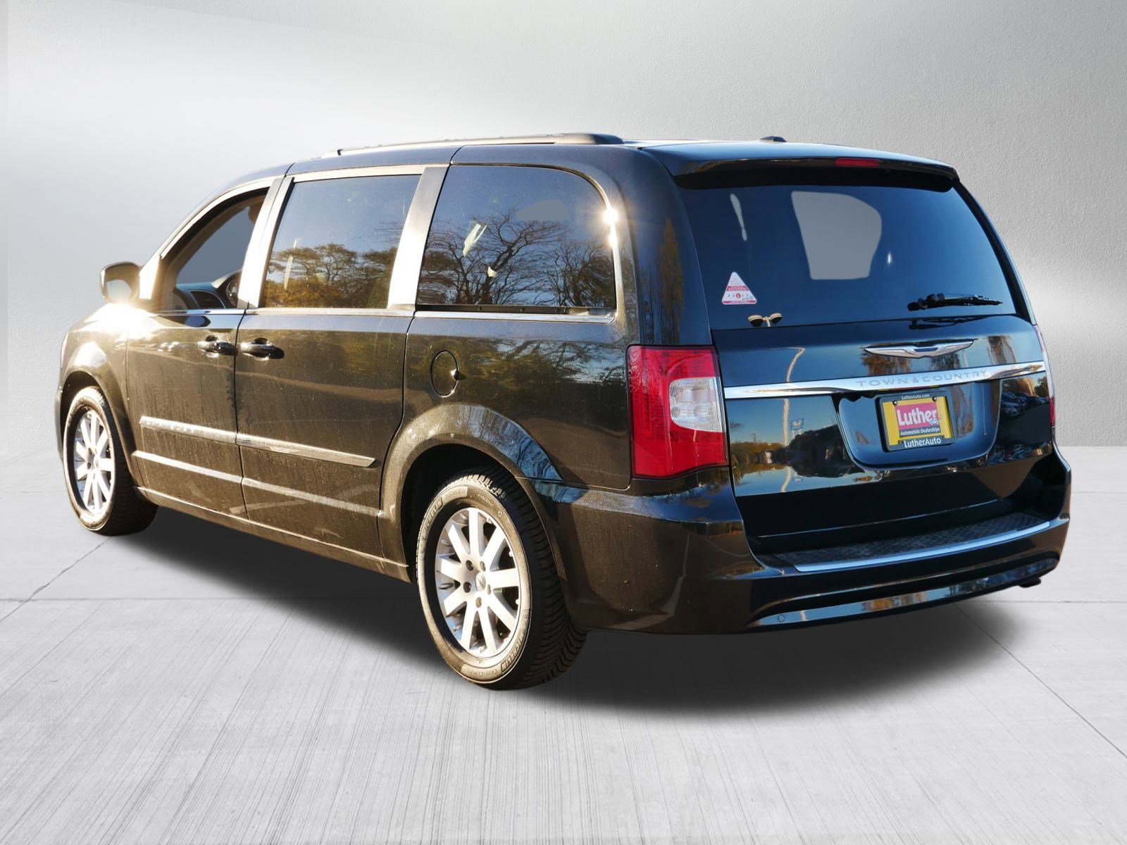 Used 2014 Chrysler Town & Country Touring image 5