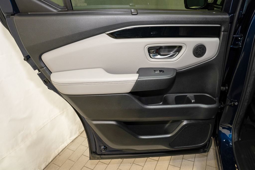 Used 2025 Honda Pilot EX-L image 11